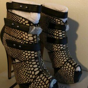 HOT Stiletto Heels, size 6, New without box